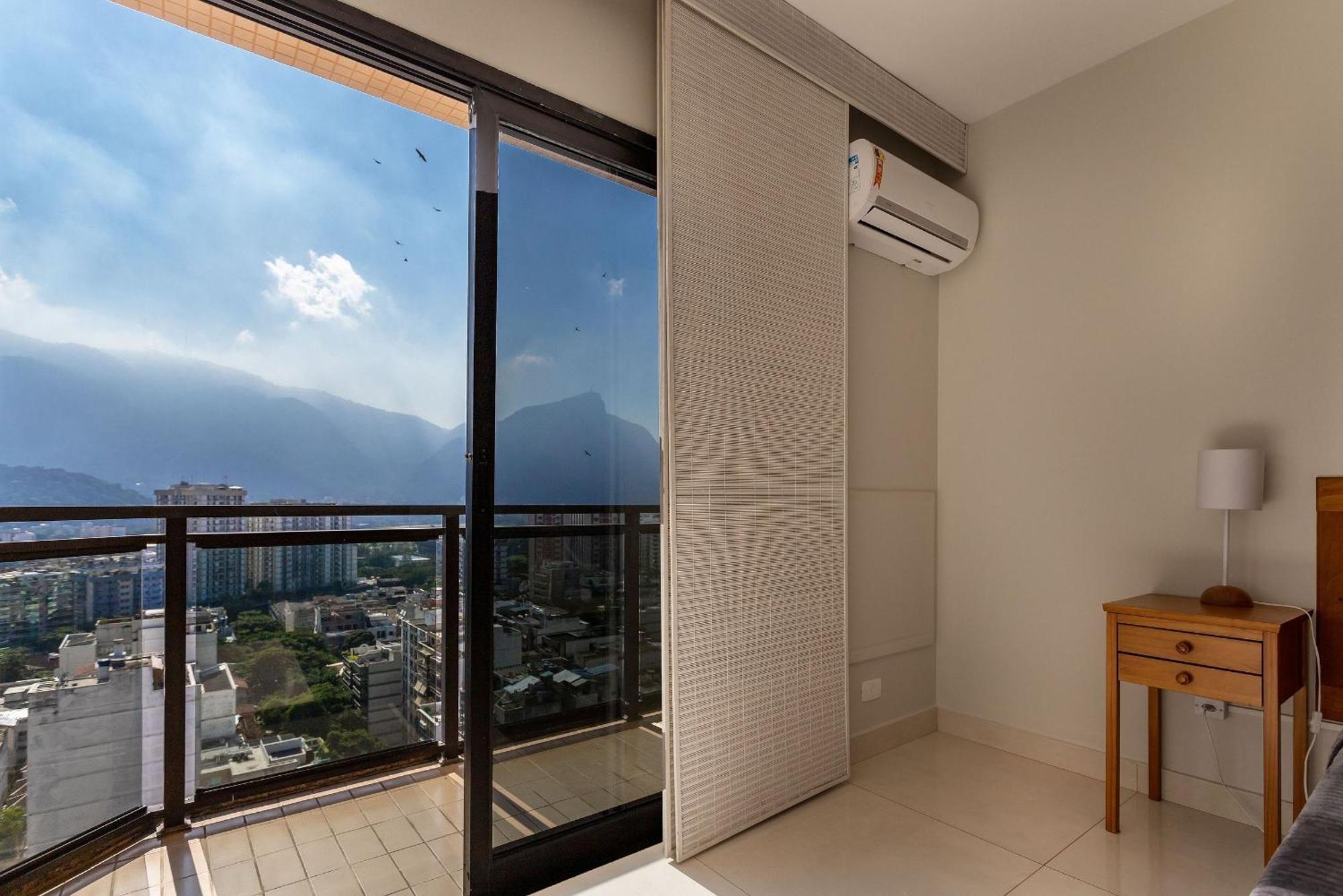 Leblon Beachfront Oasis: Ocean Views, Christ Statue Vista & Daily Housekeeping Apartment